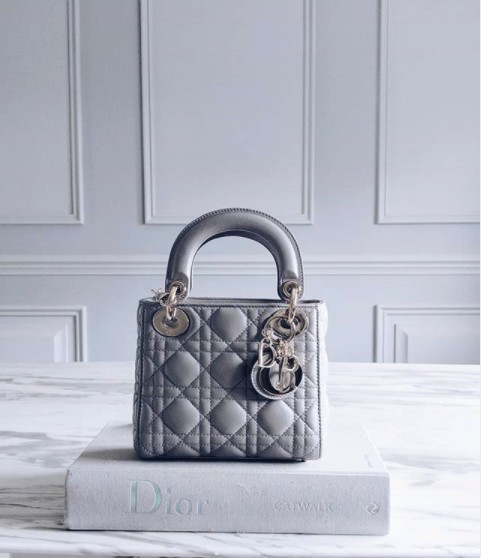 7款上班必備的優雅知性「奶灰色手袋」!Dior、Celine大容量高貴脫俗的氣質之選