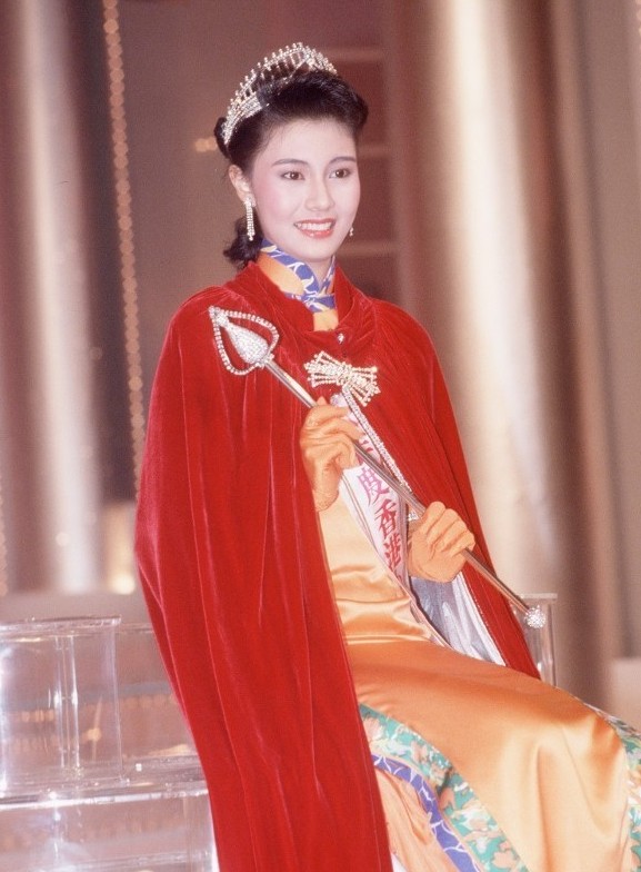 說到「混血兒港姐」,真的絕不能少了「大美人」李嘉欣,當年李嘉欣一出場,可說是艷壓全場,大家都被她天仙般的美貌所深深吸引,令人眼前一亮!