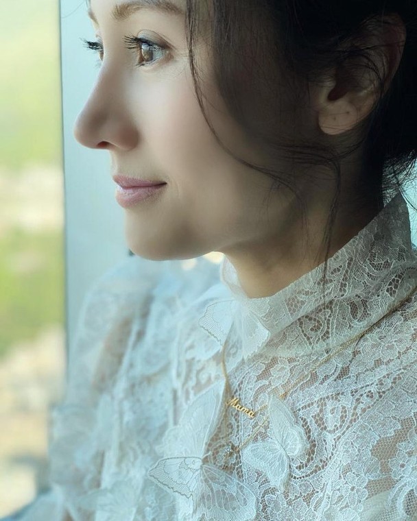 李嘉欣是中葡混血兒,爸爸是葡國人,而媽媽則是上海人,同年她再奪國際華裔小姐冠軍及最上鏡小姐,也被大家譽為「史上最靚混血港姐」。