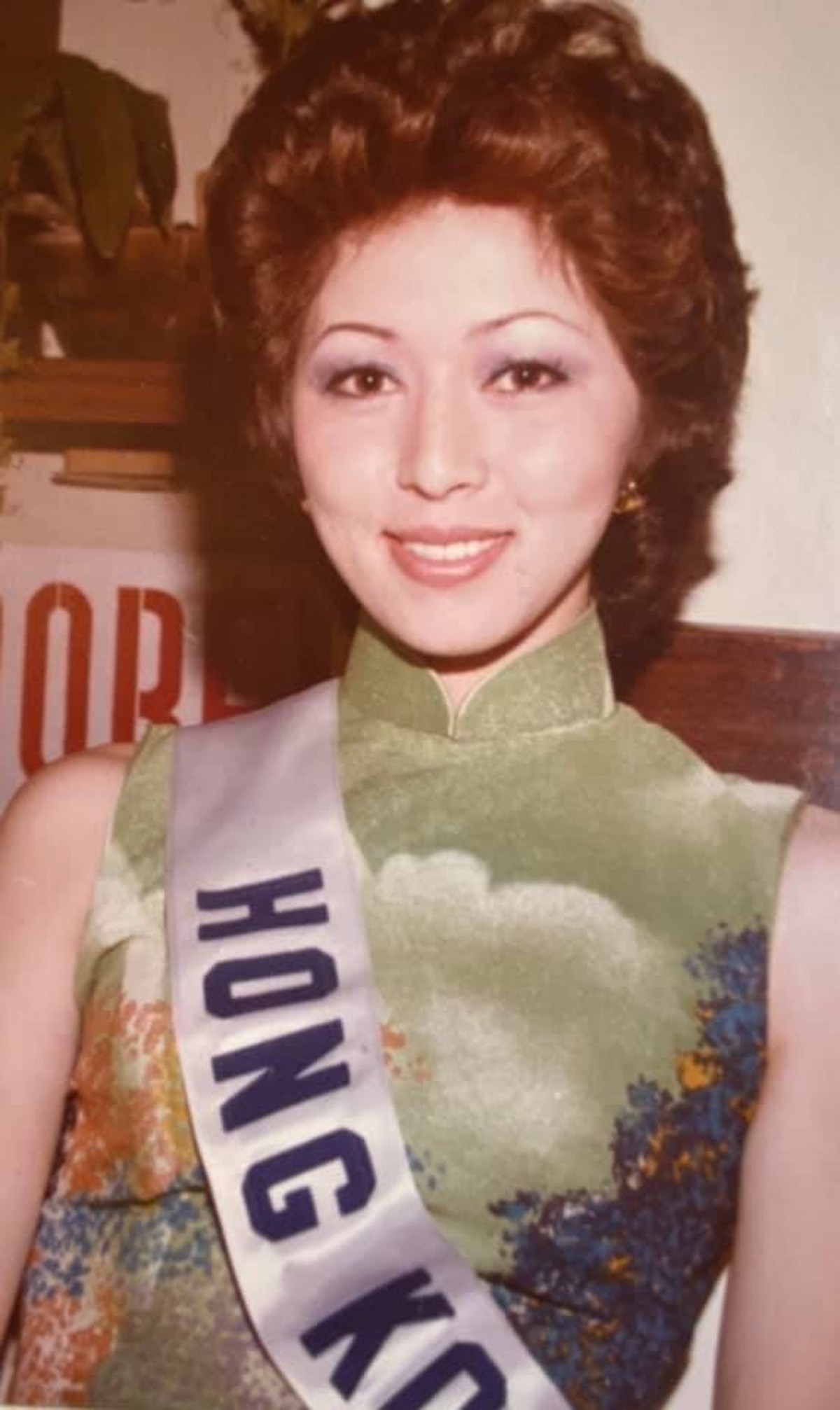 張瑪莉是75年(第三屆)的港姐冠軍,相信大家未必認識她,但是她當年是首個混血港姐冠軍,祖母是英國人,所以本身擁有4分1英國人血統。