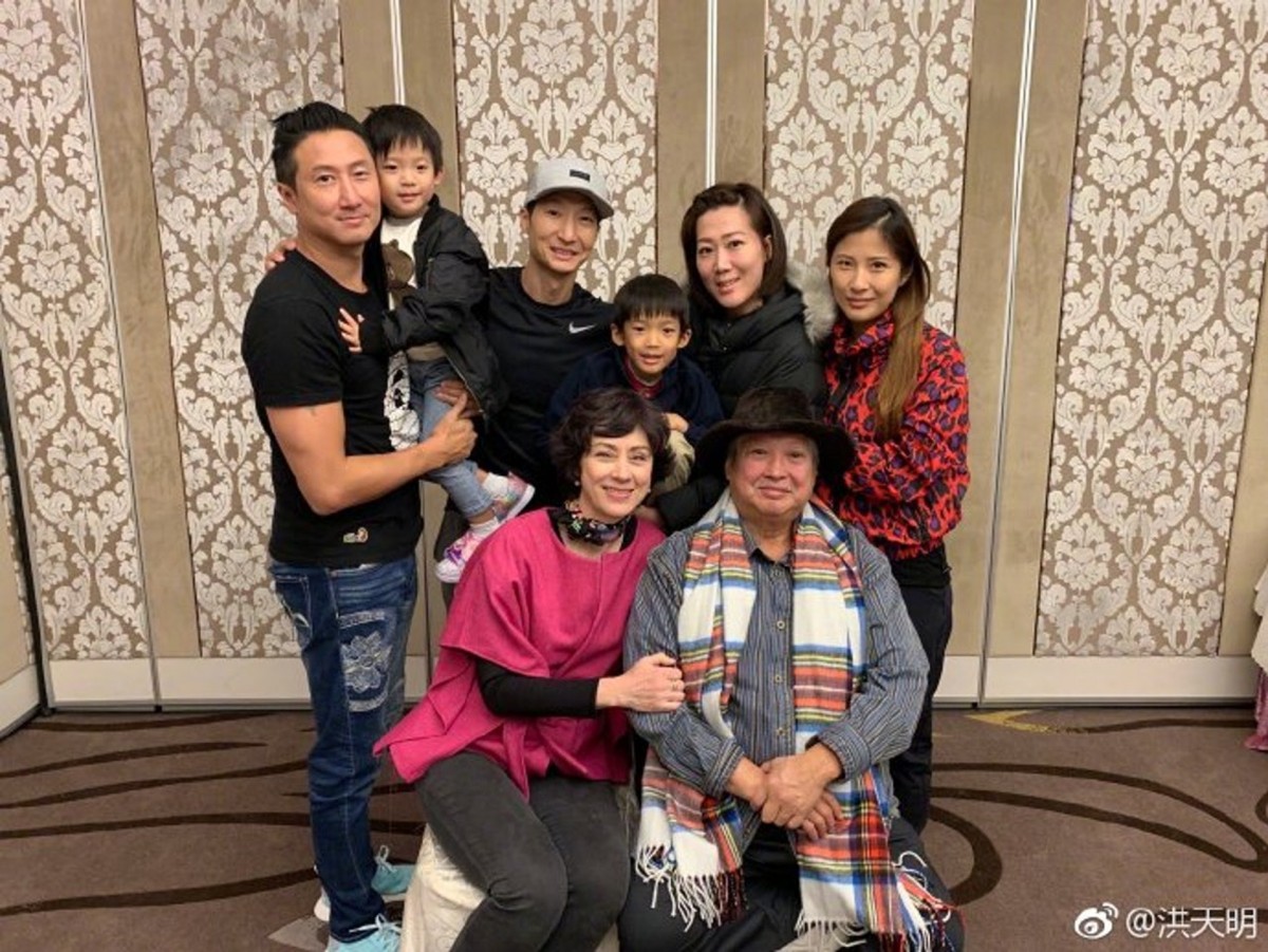 後來兩人不顧旁人目光,洪金寶與妻子離婚,再娶高麗虹,婚後的她也淡出娛樂圈。