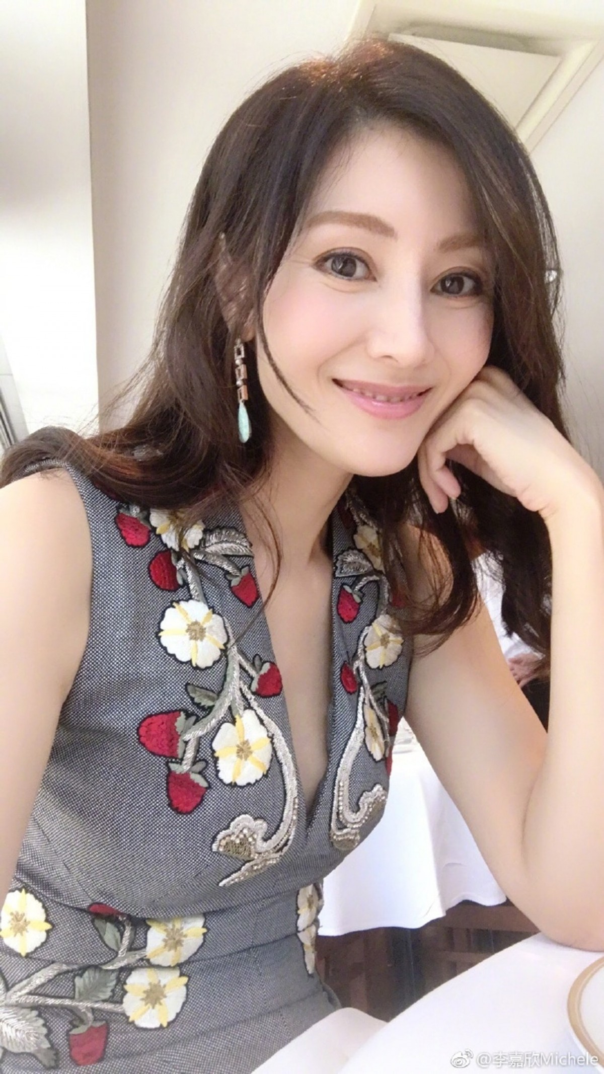 即使現時已半百的她,但是樣貌及身材都保持得非常好,從未走樣,也比現今不少港姐還要美多了~