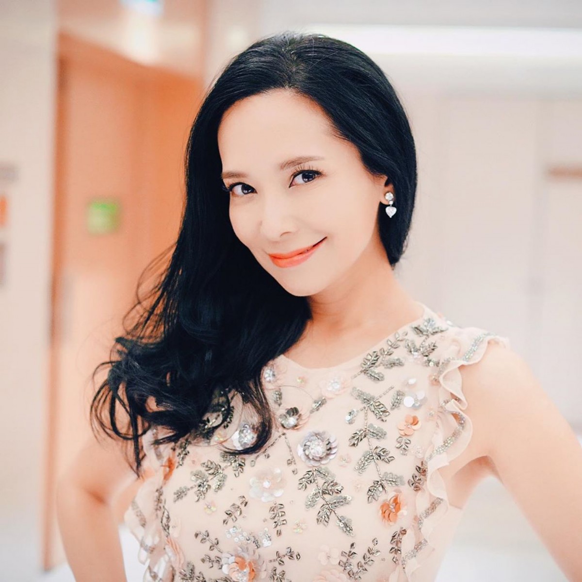 說到美及最上鏡,一定不可以缺少當年TVB花旦之一的郭羨妮,擁有精緻五官的郭羨妮原來是中英混血兒,當年的人氣旺盛的她可是四料冠軍