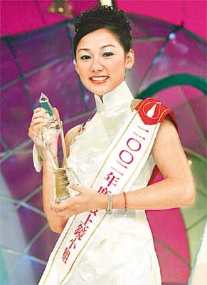 嘉碧儀生於澳門,爸爸是葡萄牙人,在2002年參加那年因其精緻五官早就被視為冠軍大熱門,當年她獲得最上鏡小姐、纖體美態獎