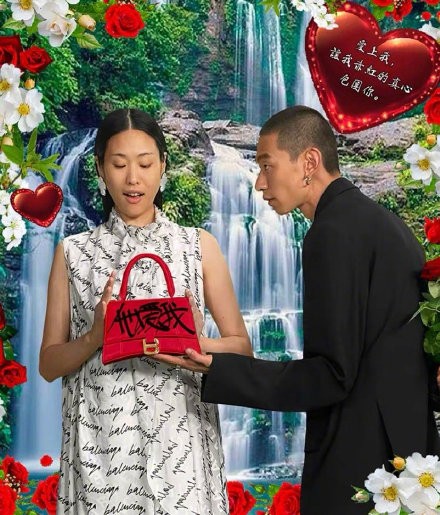 中國Balenciaga七夕「我愛你」漢字塗鴉手袋被嫌醜!內地網民:土到極致就是潮?