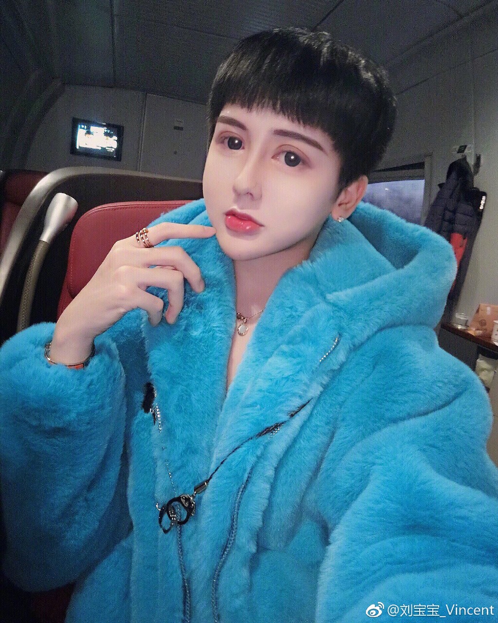 內地「蛇精男」劉梓晨消失3個月自爆全臉毀容!崩潰發文:不知道如何面對我的臉和生活!