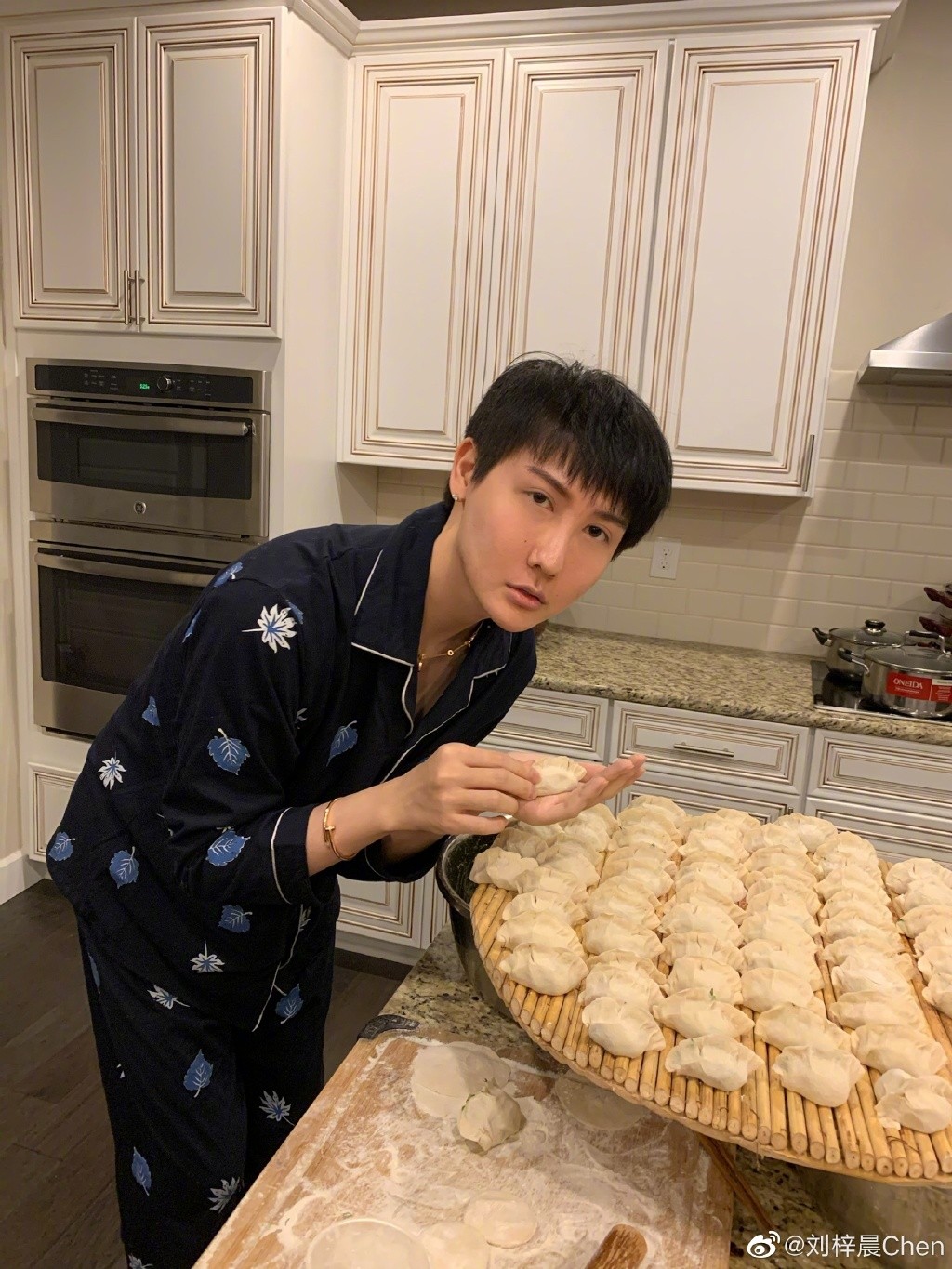 內地「蛇精男」劉梓晨消失3個月自爆全臉毀容!崩潰發文:不知道如何面對我的臉和生活!