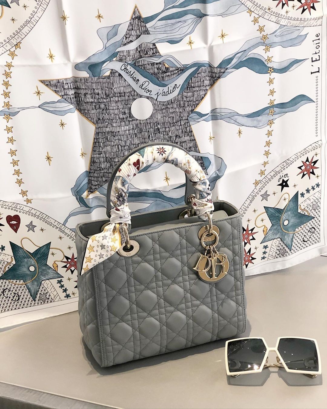 Lady Dior Bag小小一個完全就是為亞洲女生而設的大小吧!相信女生們看到它都會忍不著下單~