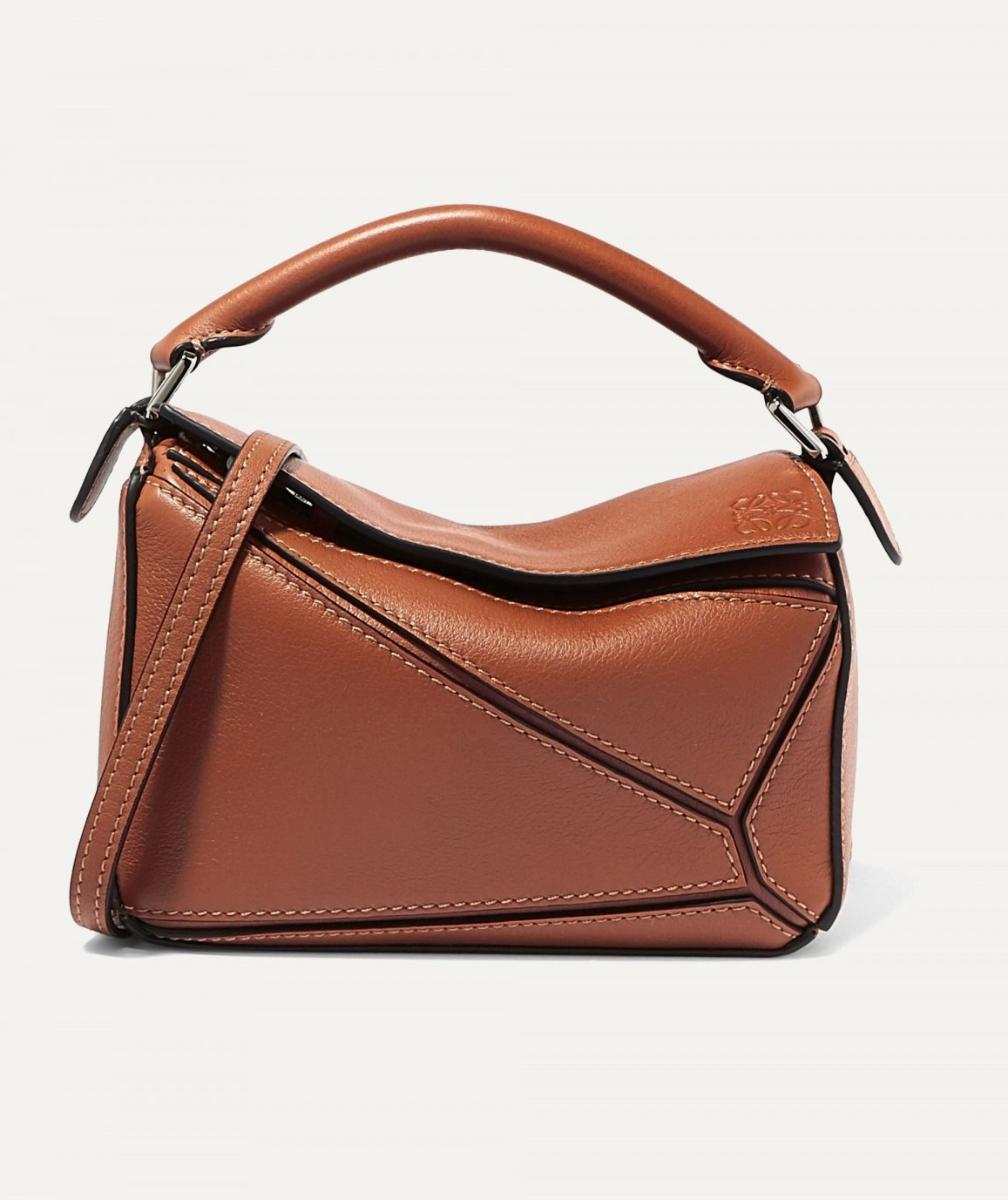 拼圖袋絕對是Loewe最經典的標誌性手袋,於今年2015年首登場