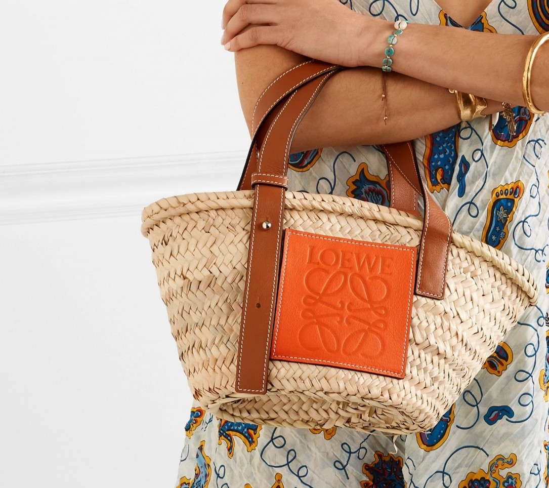 LOEWE包身上飾有大大小小個經典「Anagram」壓花標誌,皮革手柄注入奢華格調,帶出外休閒又輕便。