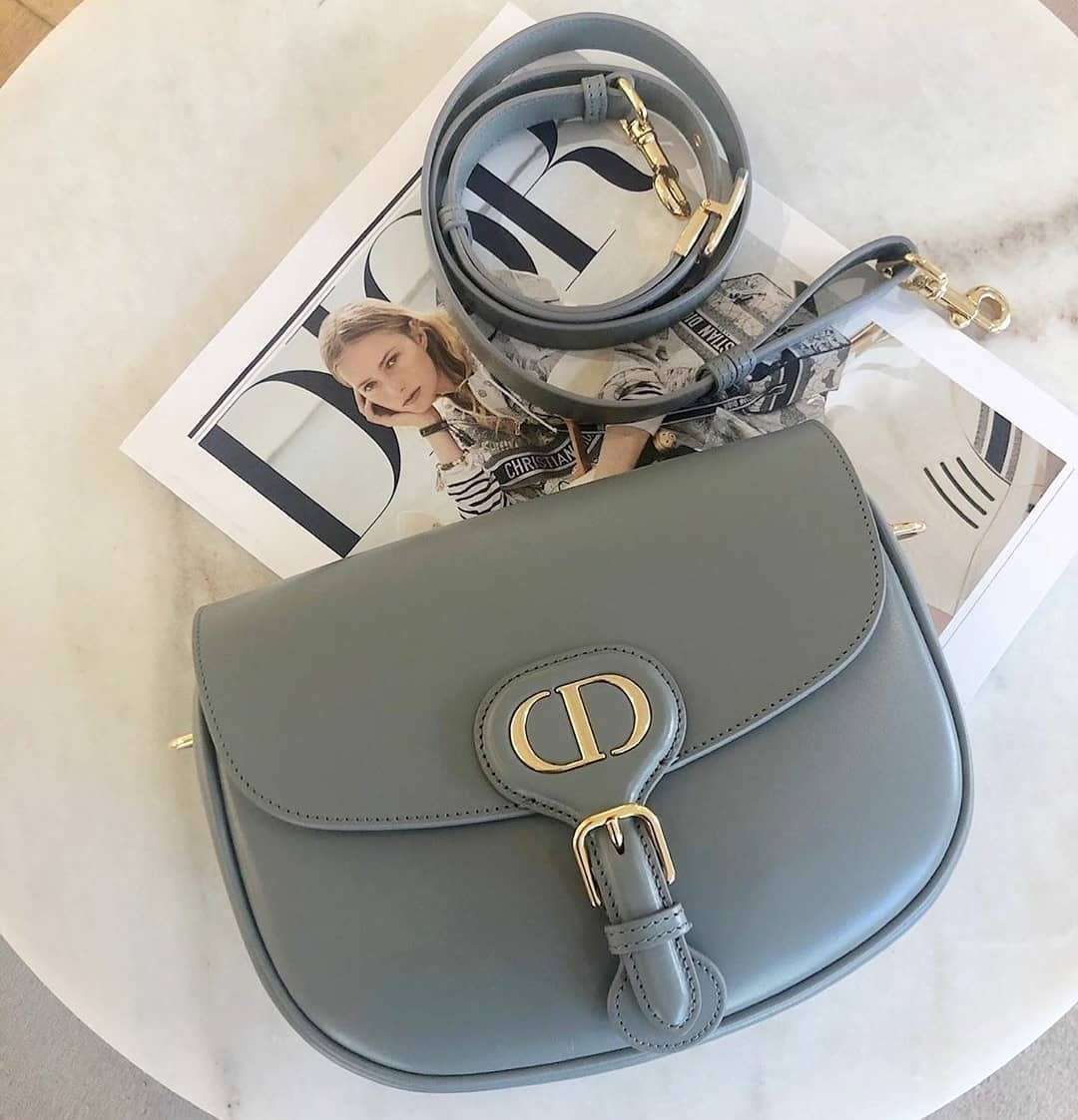 有見Dior Bobby Bag的人氣如此強勁,品牌最近為大家迎來小驚喜,加推了兩種大熱新色,包括是牛仔藍及柔霧灰