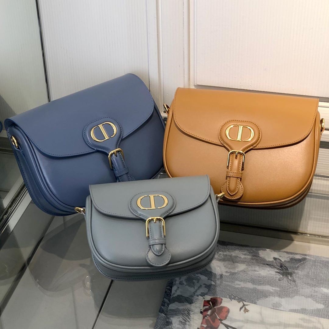 此系列手袋之前就推出過黑色、白色、駝色以及DIOR Oblique經典帆布