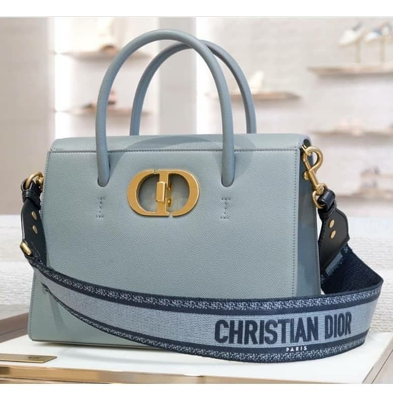 今年Dior的新手袋可說是帶給我們連連的驚喜,除了Dior Bobby Bag,這款Dior Saint-Honoré手袋也是首次亮相