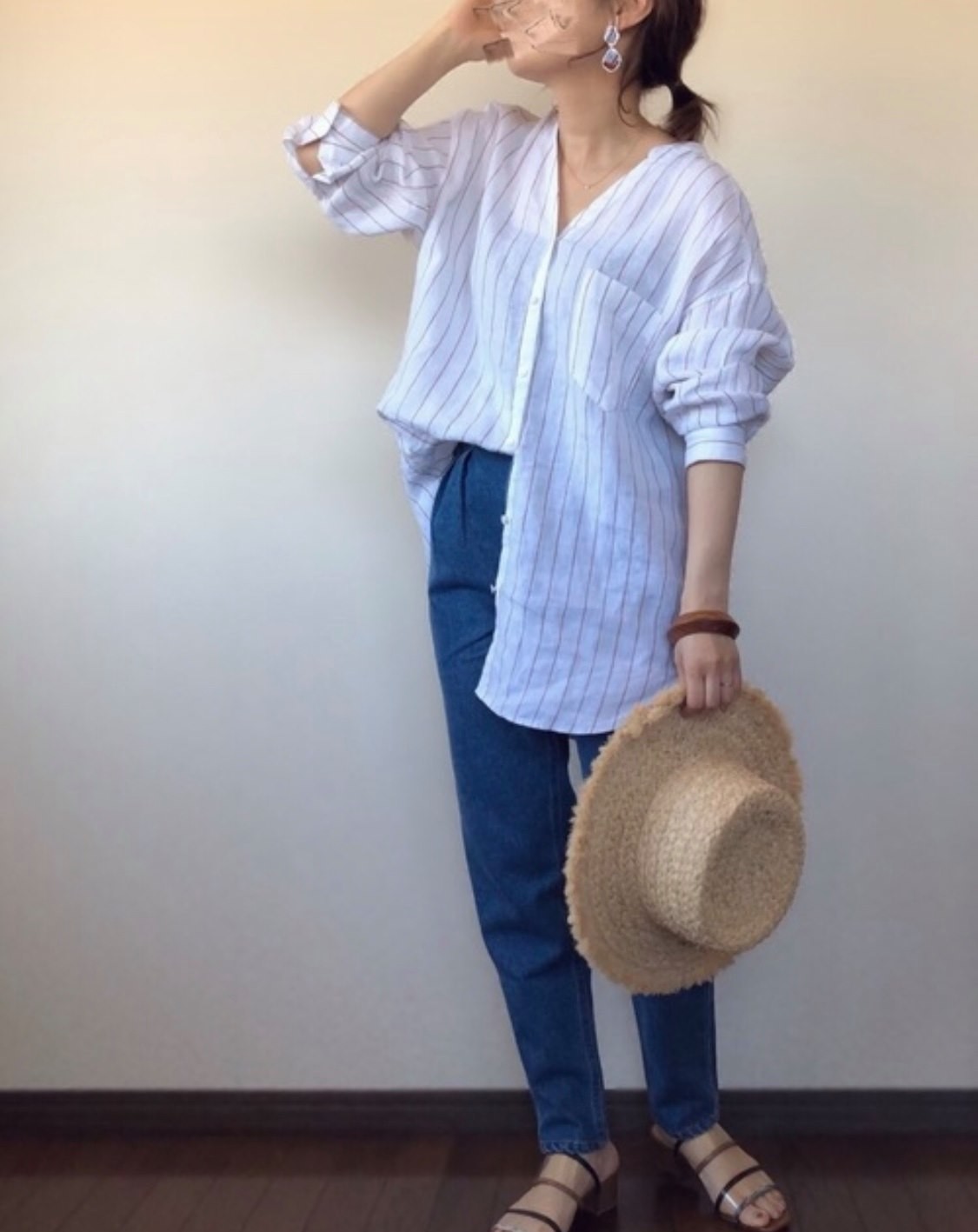 Mom jeans 和Dad jeans 的分別就是cutting上,Mom jeans 是倒三角型的,意即褲腳會較窄,而且比較修身。