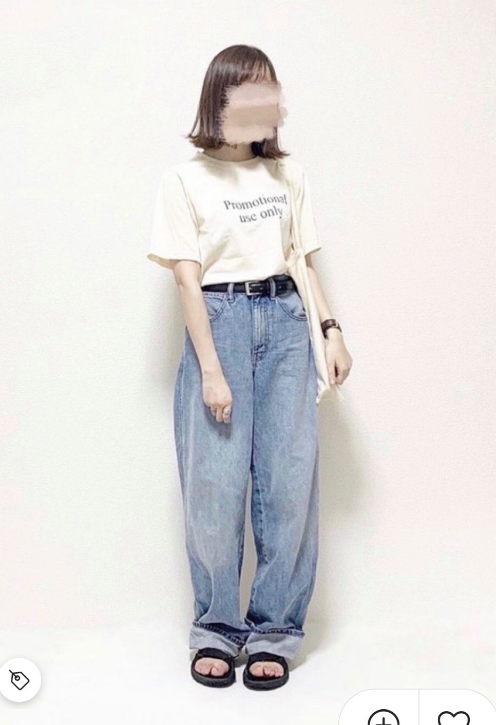 闊腳的牛仔褲選購前最緊要是看看它的質地和闊度,如果矮小型女生就避免選太闊或材質太軟的版型,看起來會更矮,亦會很累贅。