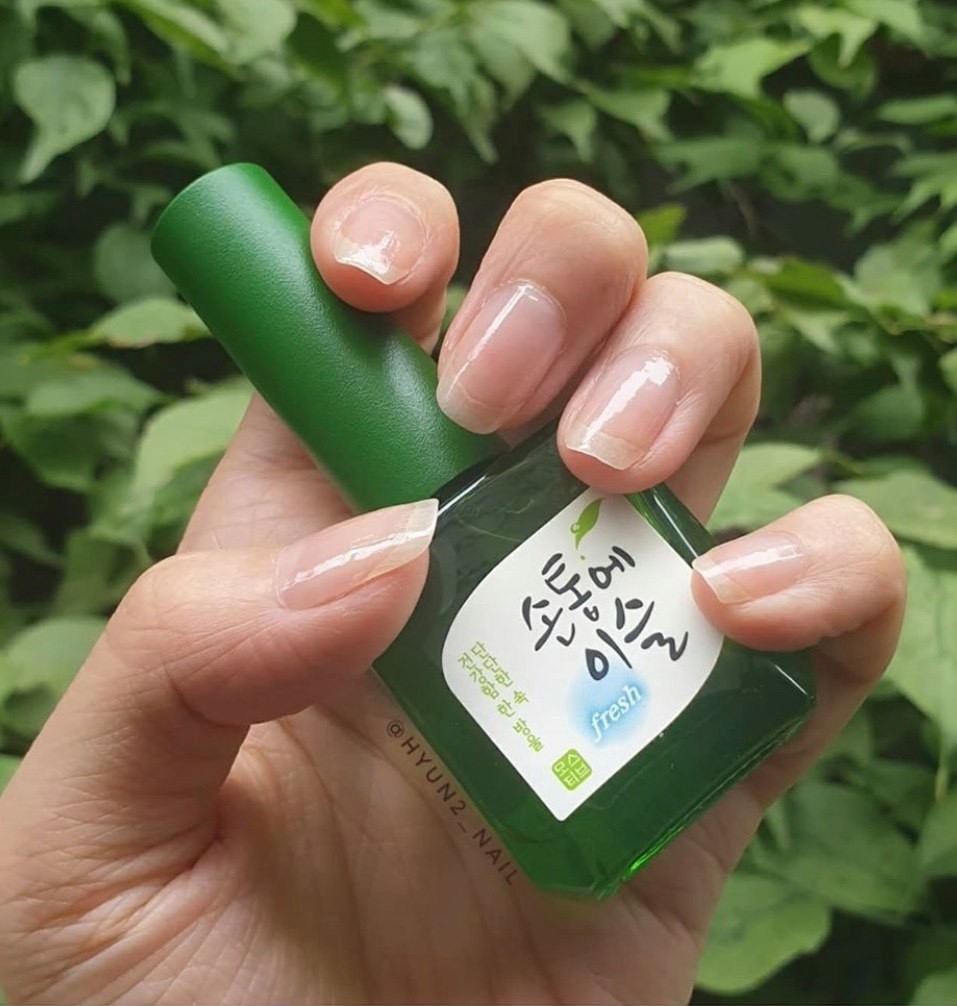 產品的名字是:「指甲上的露水」,意思是塗在指甲上會看起來很水潤又閃亮,像清晨的露水一樣!