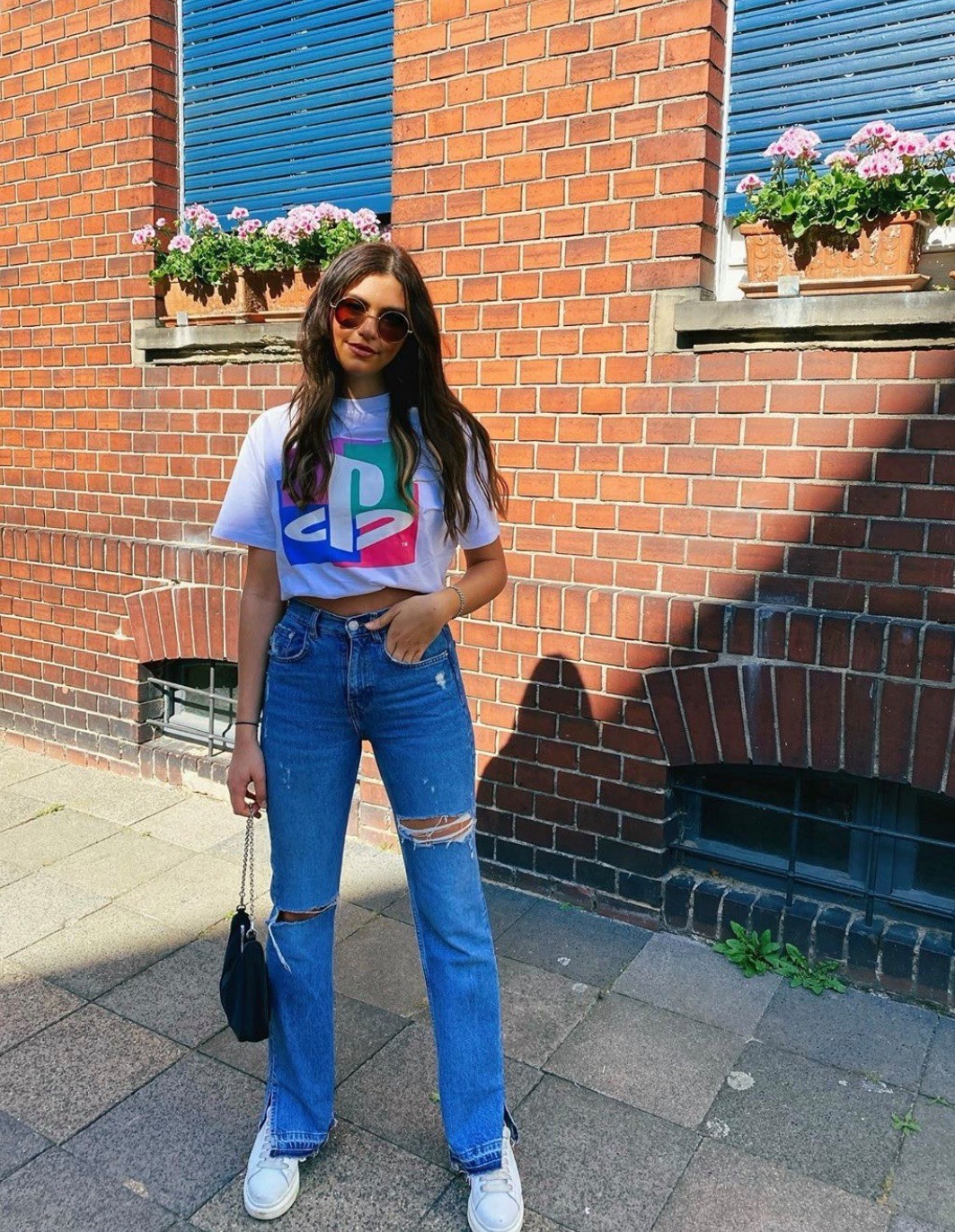 另外,Flare jeans 的另一個名字是「Bootcut Jeans」,這個設計是讓寬寬的褲腳可以藏一雙高筒Boots在裡面,有一些款式褲腳都有開叉設計。