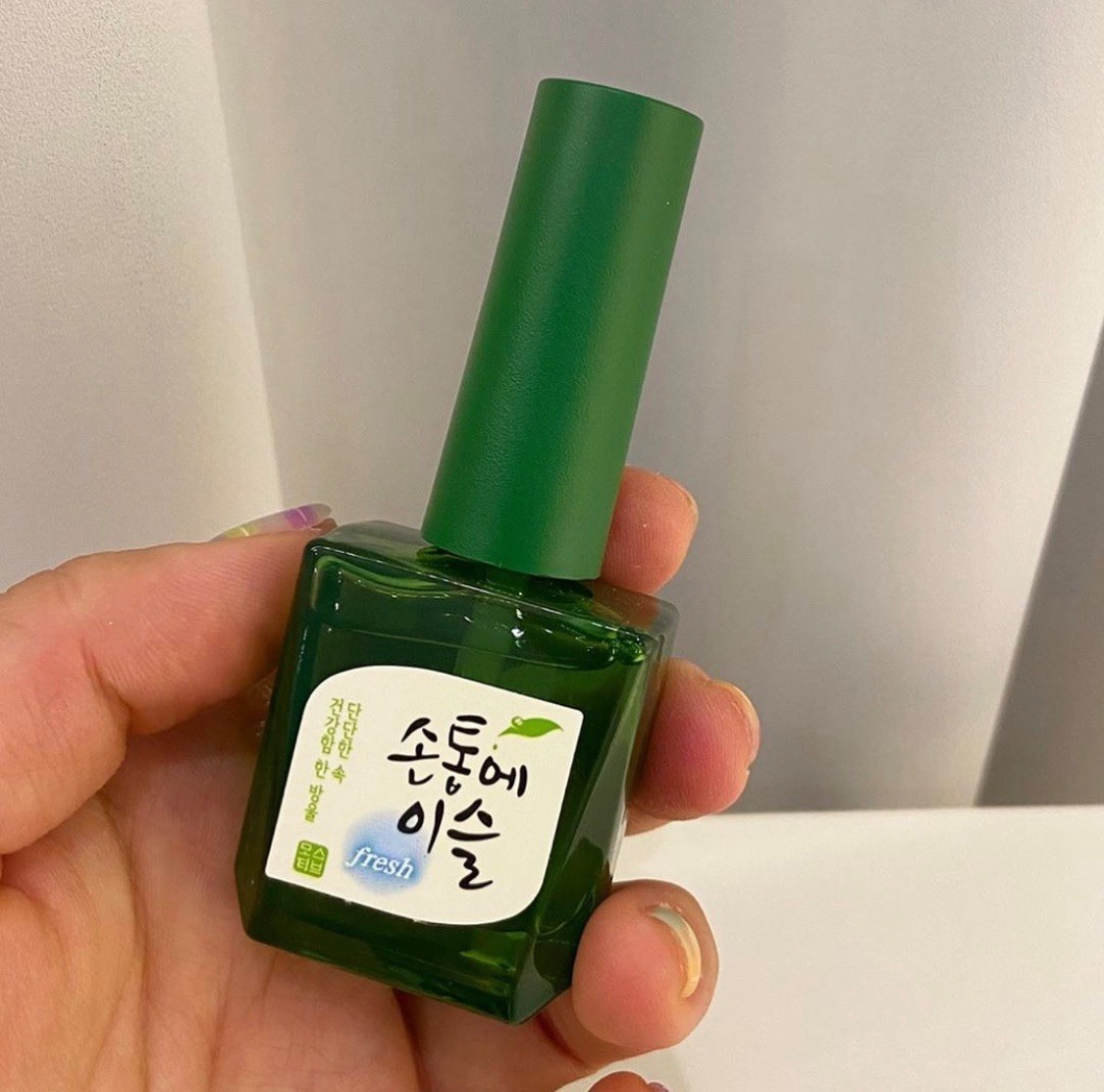 裏面裝的也是透明的液體,看起來真的很好喝,但原來它是對指甲超有益的指甲修護油!
