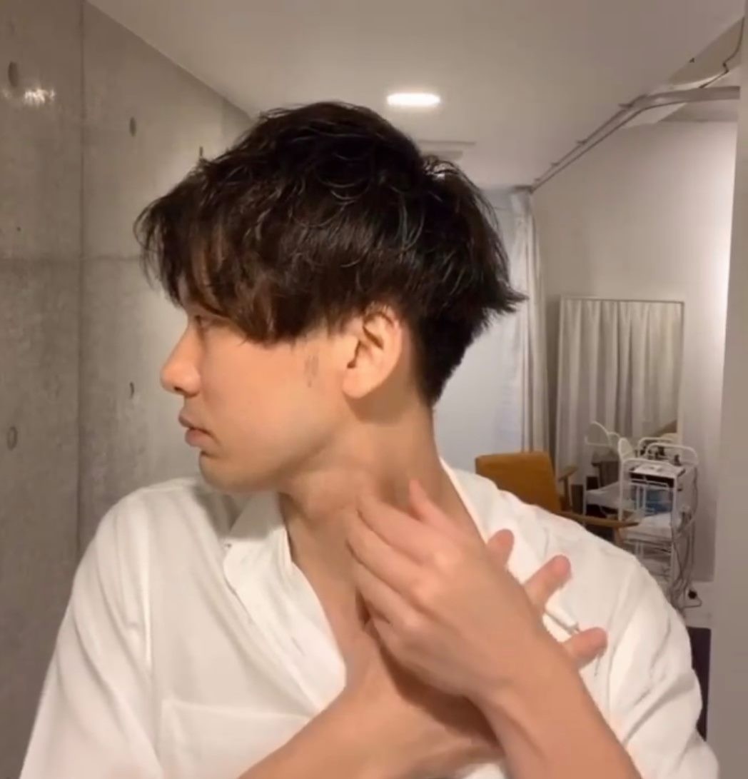 然後可以用手感覺一下胸鎖乳突肌突出的位置,以用對力去做這個動作。