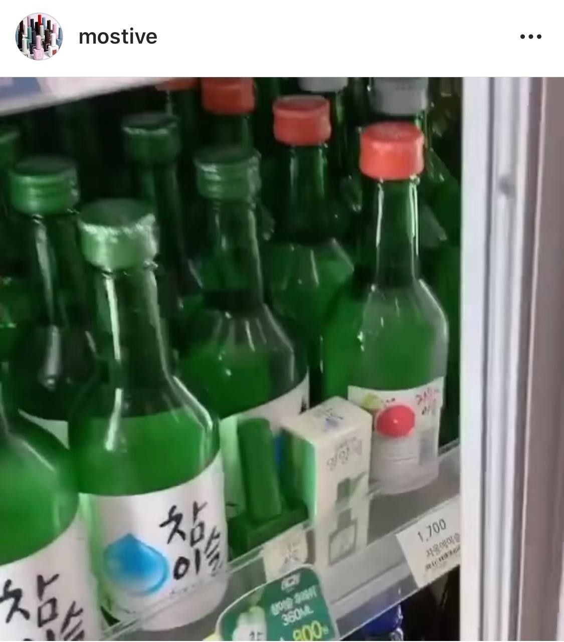 官方網站還放了一段影片展示它放竟然放了在便利店的雪櫃,而且在真的燒酒旁邊一齊售賣,細幾十的它倍看起來超可愛~而且在玻璃上亦貼了他們的廣告!