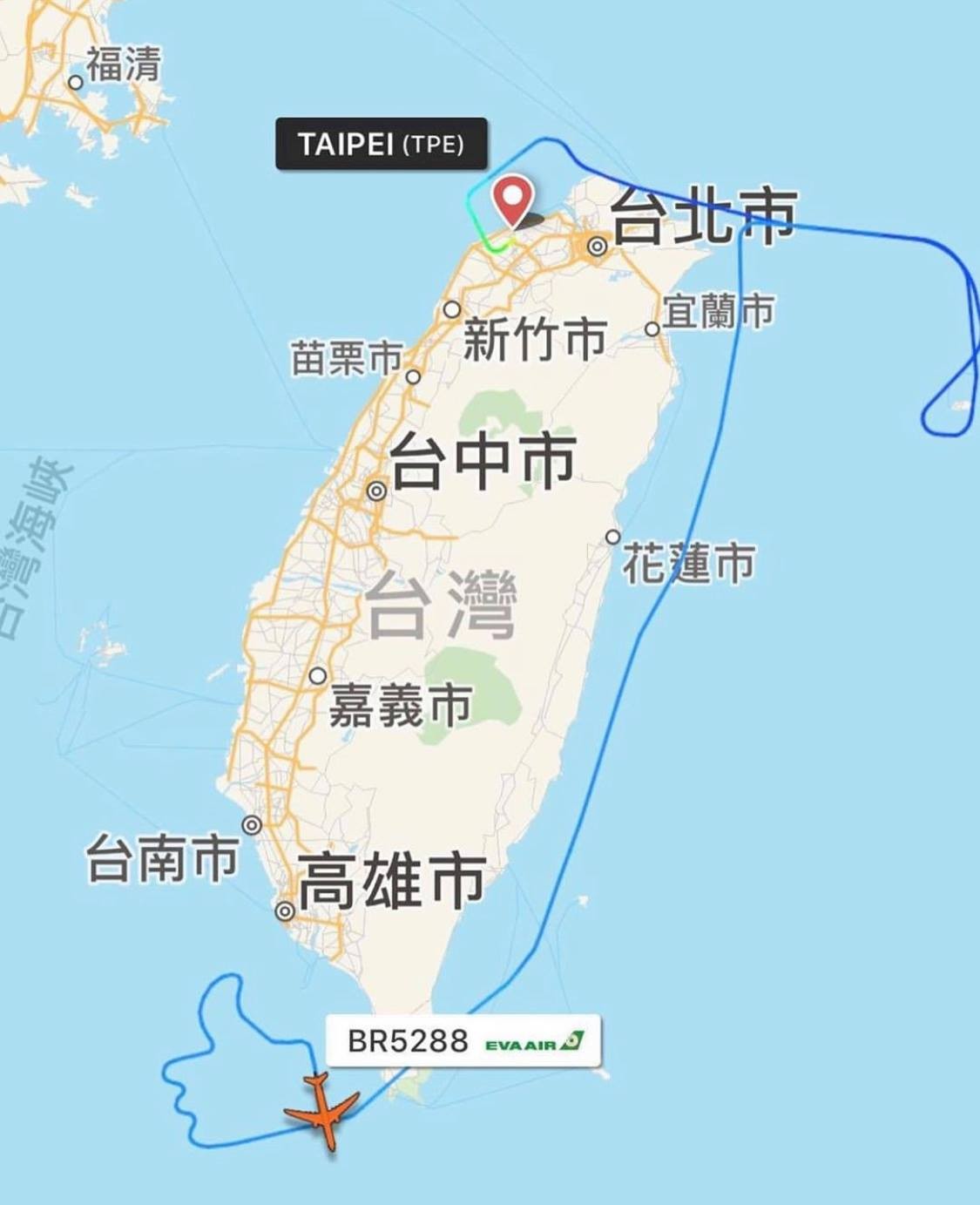 長榮的機長則駕駛Hello Kitty彩繪機,而飛航路線在地圖上看畫出了一個心形和讚好的形狀,超高難度的!這些機長真的很有創意而且很專業!