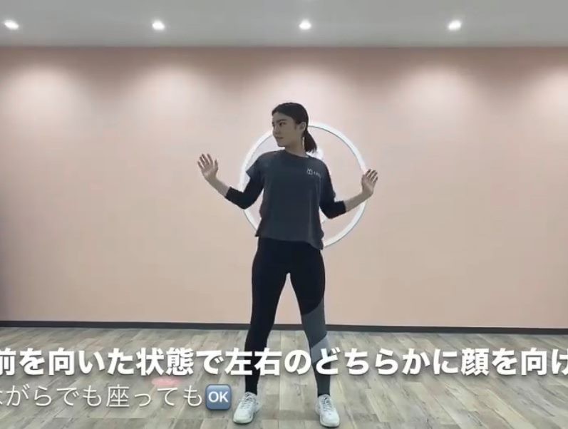 首先,伸直腰,把手放橫兩邊,把頭45度角向上抬高,然後上下伸展,感覺到頸部肌肉有拉扯就是做對了。把頭換邊左右各做30下即可。記得要保持身體和手在側看是同一水平~