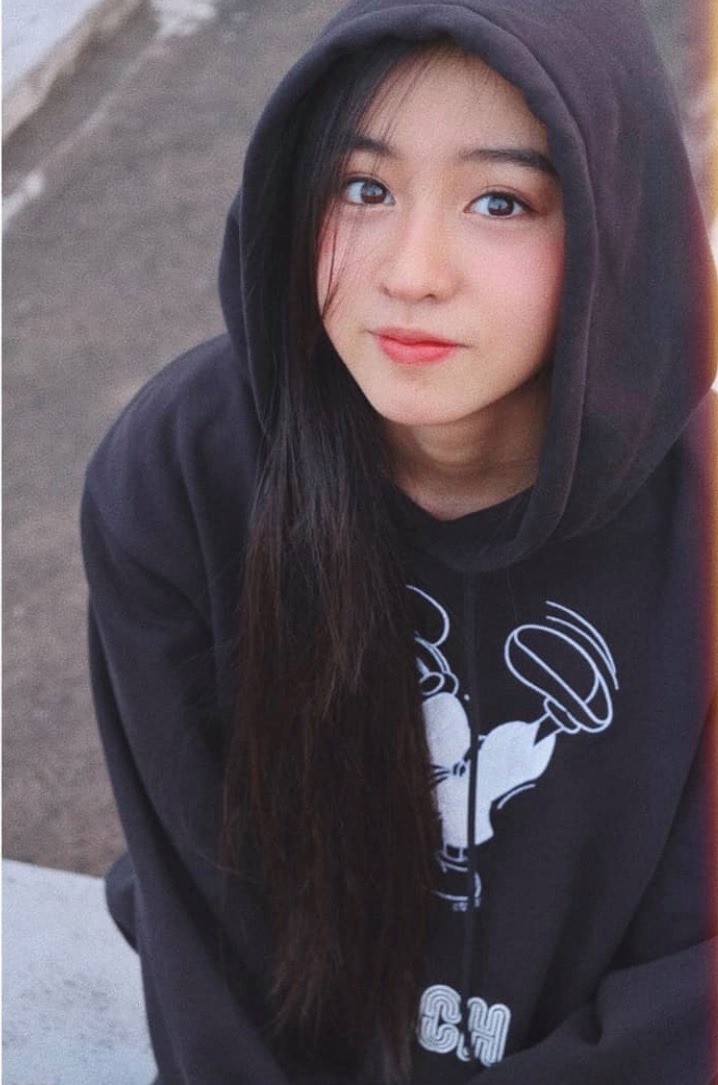 她另一樣Coach的單品就是一件米奇聯乘Hoodies,完全適合年輕活潑的她~簡單得來又不失時尚感。