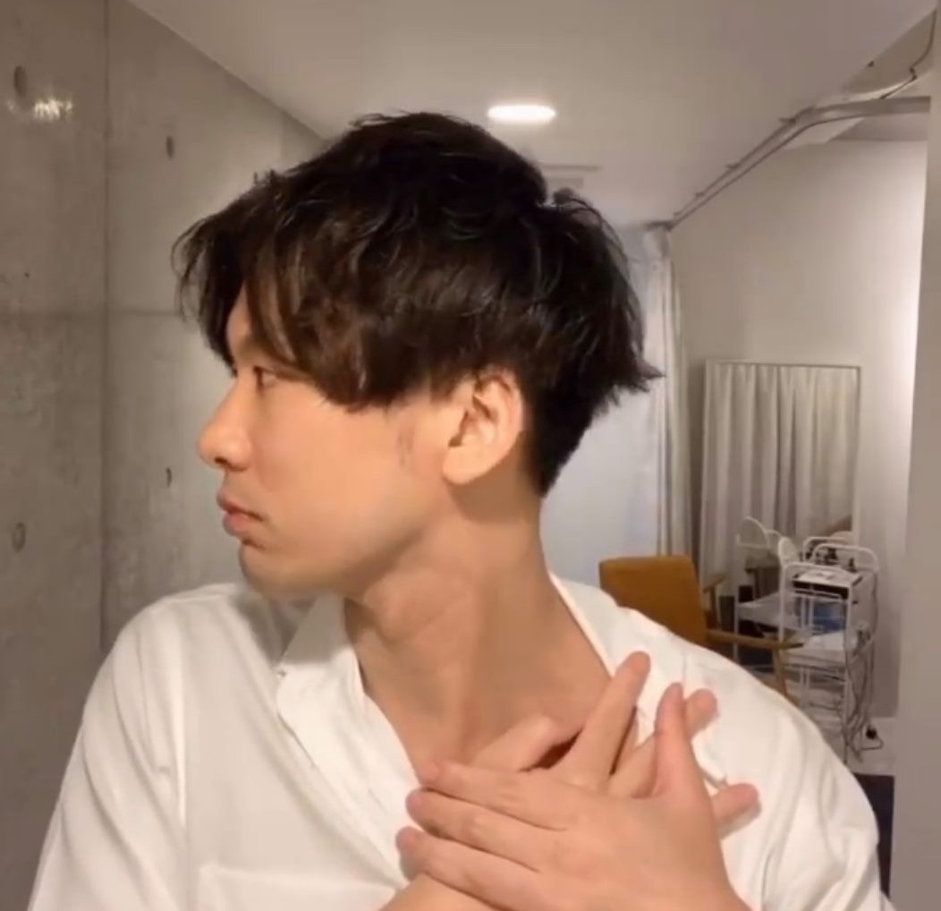 第三個動作,是由日本達人專門教訓練胸鎖乳突肌的動作,睡得不好時,也可以用作舒緩頸部不適。