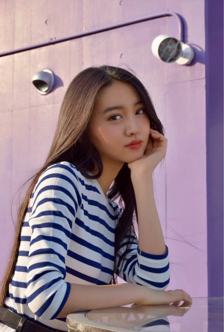 另一樣她私服中常見的就是間條Tee!不同顏色和款式的她也試過~加上妝容比較淡的她,感覺超隨性天真~畢竟身高也有170的她,身形也超好,穿牛仔褲也顯得很有線條!
