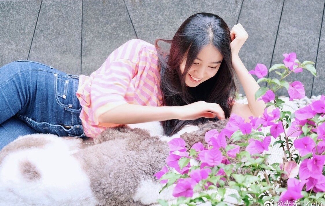 另一樣她私服中常見的就是間條Tee!不同顏色和款式的她也試過~加上妝容比較淡的她,感覺超隨性天真~畢竟身高也有170的她,身形也超好,穿牛仔褲也顯得很有線條!