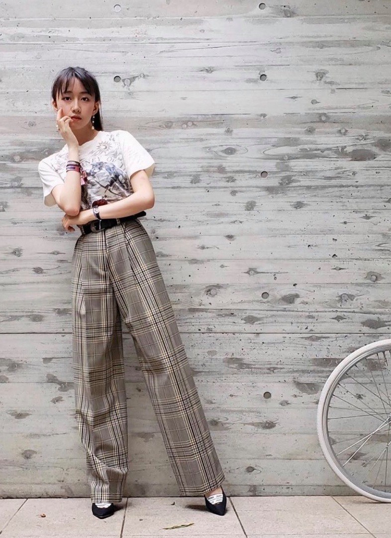 她的其他私服也給人感覺很乾淨很文靜的感覺,白色衣服的她給人一種很具親和力的感覺。啡色也是她常穿的顏色,給人一種典雅的感覺。經常喜歡穿恤衫西褲一律比較正裝的她,帶出了她音樂家的氣質~