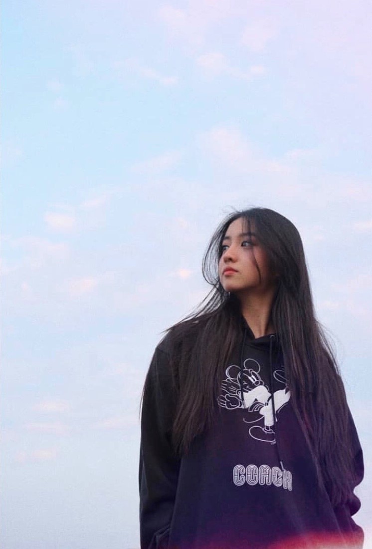 她另一樣Coach的單品就是一件米奇聯乘Hoodies,完全適合年輕活潑的她~簡單得來又不失時尚感。