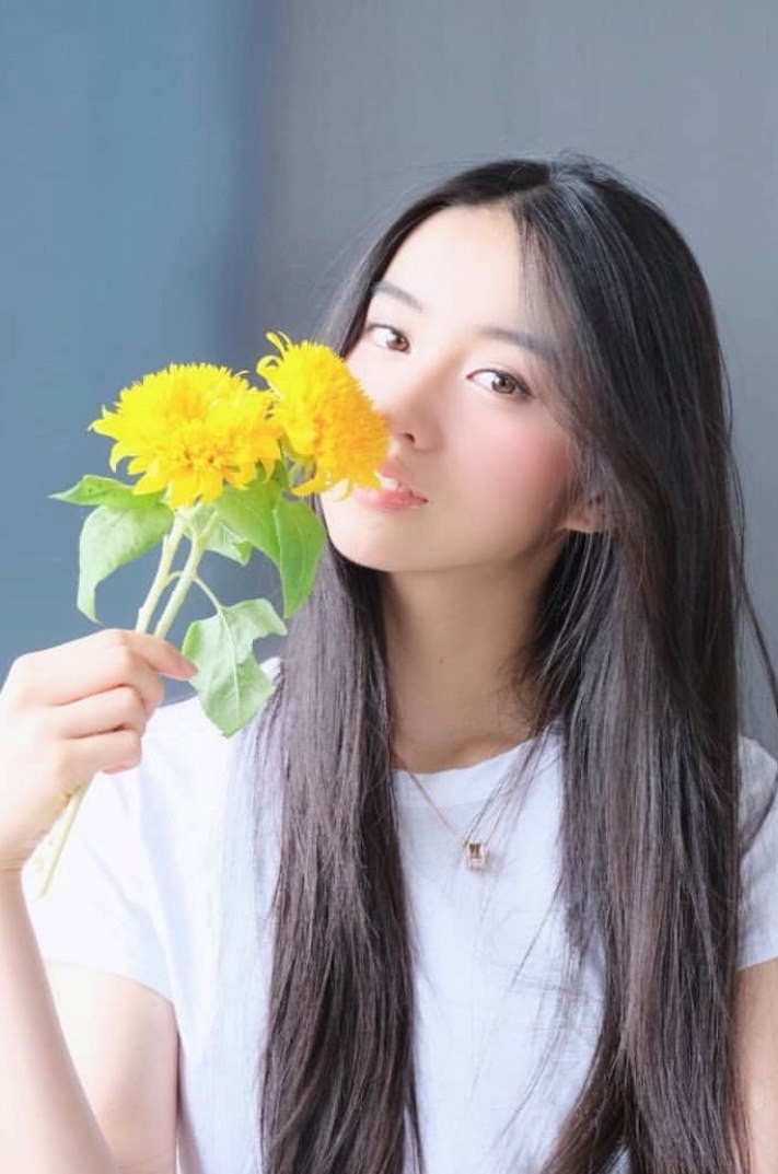她真的是靠樣子carry起服裝,可以吧平平無奇的服裝穿的又帥氣又美!她有一種高冷的氣質,留中分髮型的她,擁有飄逸的線條感,就算17歲也carry起各總造型,清新俐落~