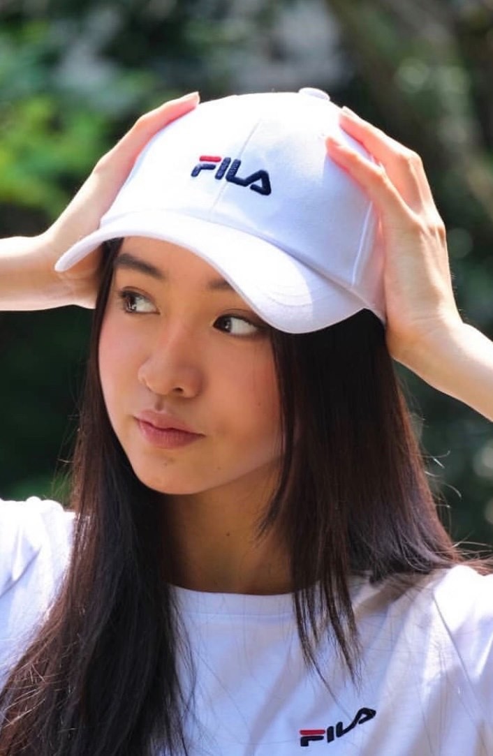 而妹妹木村光希,則有滿滿的活潑優美氣息。比姊姊早出道的她,最近代言Fila與Coach。Fila的廣告照也是運動風,他穿上棒球裝也顯得活力滿滿,非常陽光樂天。被說遺傳了爸爸英氣的她有一種率真自由的氣息。