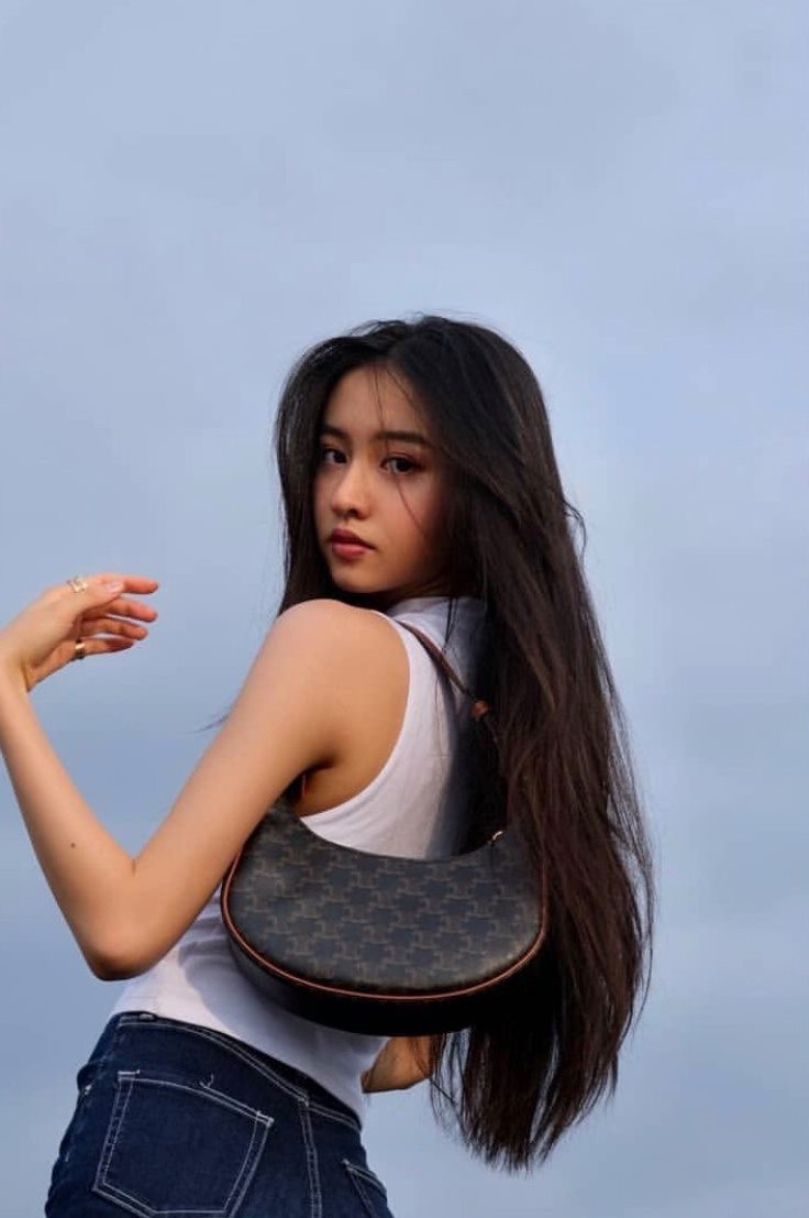 妹妹的穿衣風格其實一直也很樸素和歐美,以舒適為主,頂多都是加上一個名牌手袋和首飾點綴~在她的生活照可見,她最熱愛最常見的就是超普通的白色Tee和牛仔單品!
