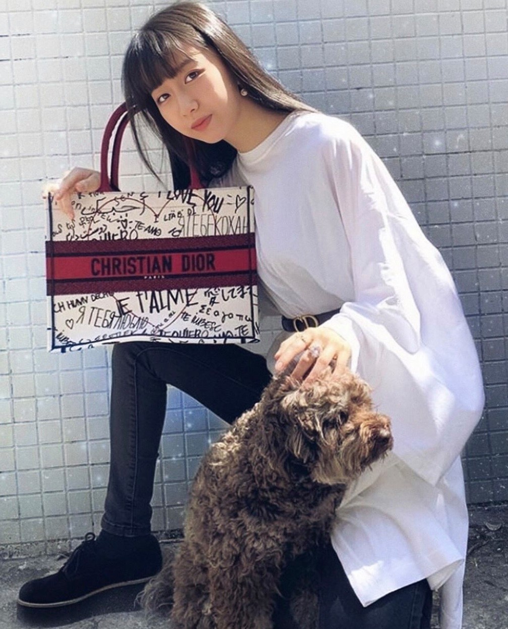 另一套私服也是來頭不少,可以說是Dior「套裝」。Dior手袋,皮帶耳環戒指也是心美大愛的熱門單品!她嬌俏的臉蛋也也配搭出酷酷的風格。