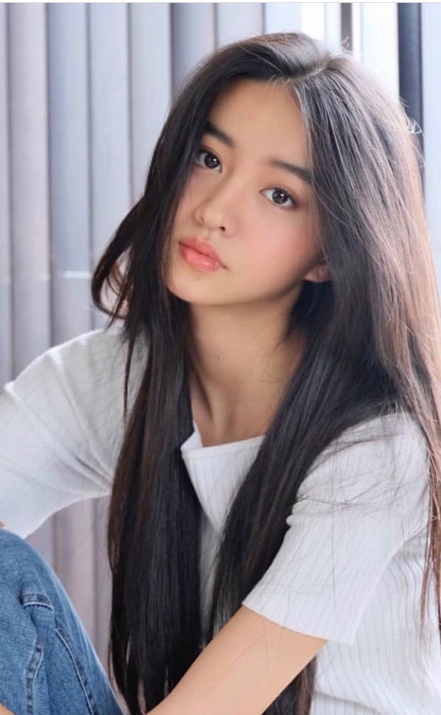 妹妹的穿衣風格其實一直也很樸素和歐美,以舒適為主,頂多都是加上一個名牌手袋和首飾點綴~在她的生活照可見,她最熱愛最常見的就是超普通的白色Tee和牛仔單品!