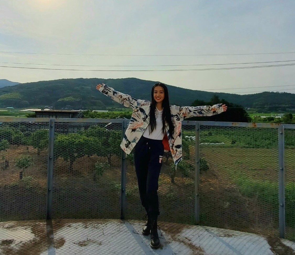 至於妹妹,其實也曾被說穿搭很老套顯老而且沒有時尚感,但是她也是找到了最適合自己的風格。