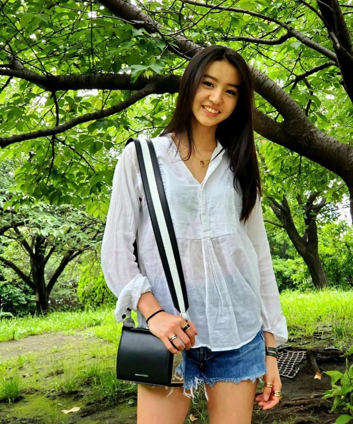 妹妹的穿衣風格其實一直也很樸素和歐美,以舒適為主,頂多都是加上一個名牌手袋和首飾點綴~在她的生活照可見,她最熱愛最常見的就是超普通的白色Tee和牛仔單品!