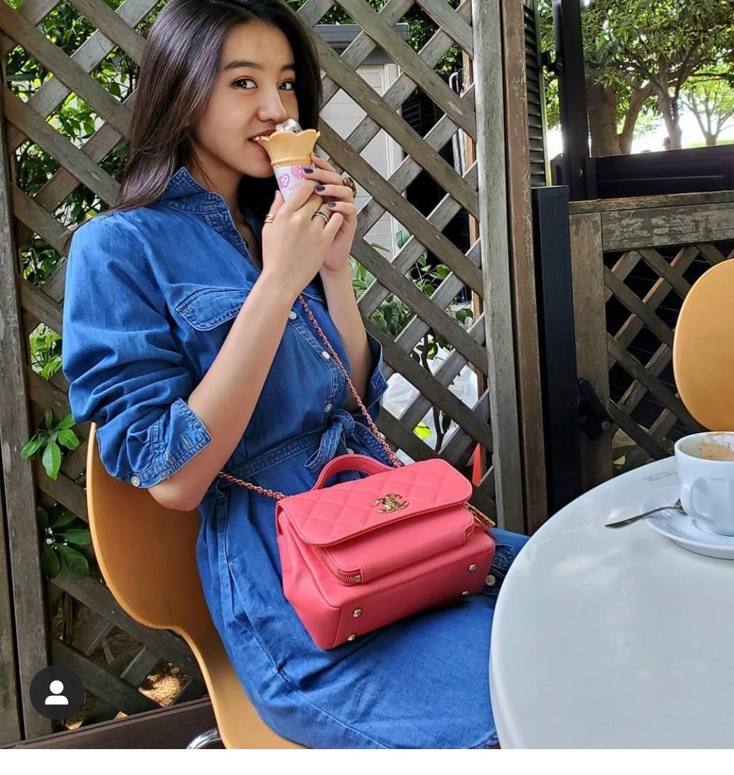 她真的是靠樣子carry起服裝,可以吧平平無奇的服裝穿的又帥氣又美!她有一種高冷的氣質,留中分髮型的她,擁有飄逸的線條感,就算17歲也carry起各總造型,清新俐落~