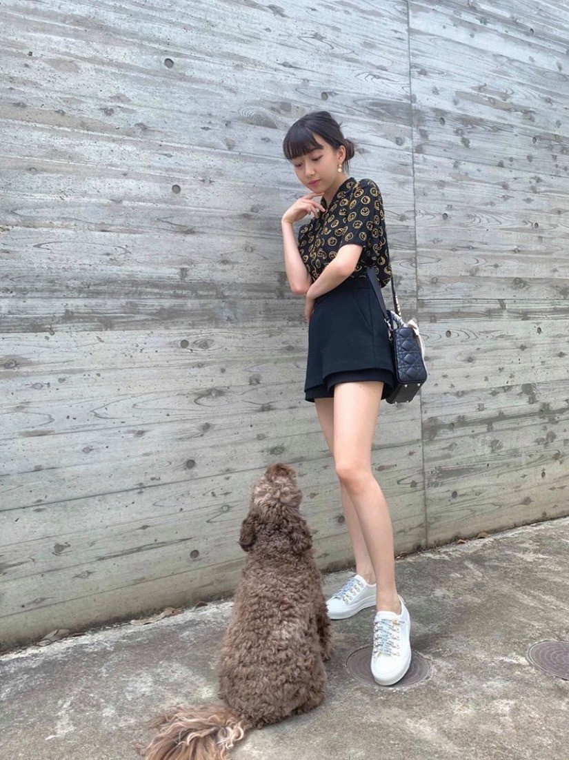 布鞋她也穿了Dior 的自訂名字的鞋款,悠閒得來非常特別。一款Dior雙面耳環也襯她的丸子頭和可愛圓臉。