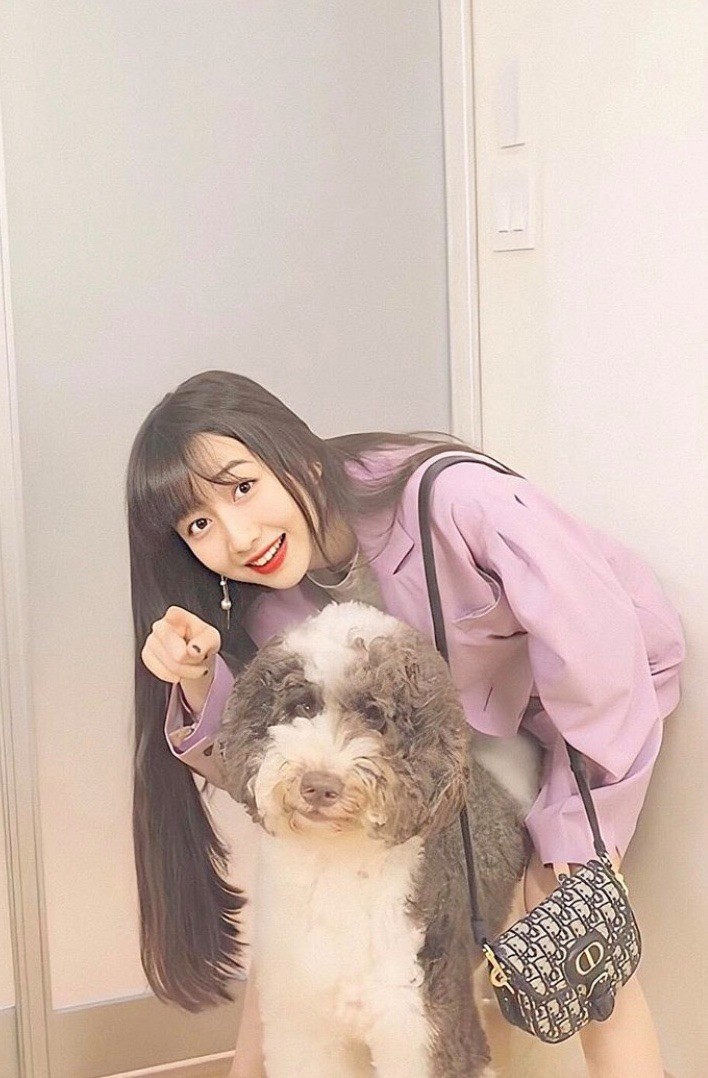 她近日代言Dior,而在她最近的穿搭上也是配上了滿滿的dior單品。下圖手袋方面,Dior 的迷你經典花紋單肩袋配搭起來非常青春,時尚帶點復古味,適合她這個藝術家的性格。