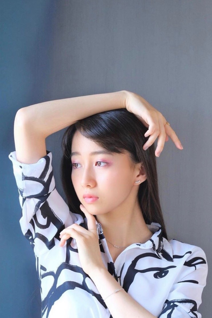 她們各有不同代言的品牌,而品牌的風格也分別很適合她們兩個。17和19歲小小的年紀如何配搭出高級的時尚也是一個高難度學問!除了代言之外,她們自己的私服也各自精彩喔~