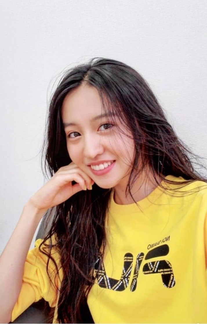 而妹妹木村光希,則有滿滿的活潑優美氣息。比姊姊早出道的她,最近代言Fila與Coach。Fila的廣告照也是運動風,他穿上棒球裝也顯得活力滿滿,非常陽光樂天。被說遺傳了爸爸英氣的她有一種率真自由的氣息。