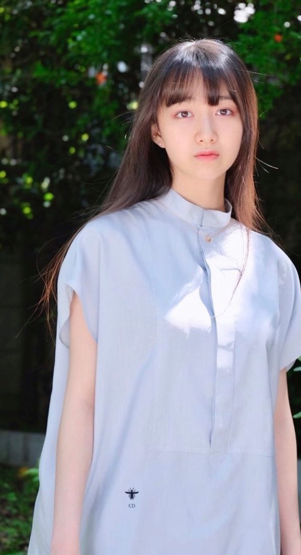 她的其他私服也給人感覺很乾淨很文靜的感覺,白色衣服的她給人一種很具親和力的感覺。啡色也是她常穿的顏色,給人一種典雅的感覺。經常喜歡穿恤衫西褲一律比較正裝的她,帶出了她音樂家的氣質~