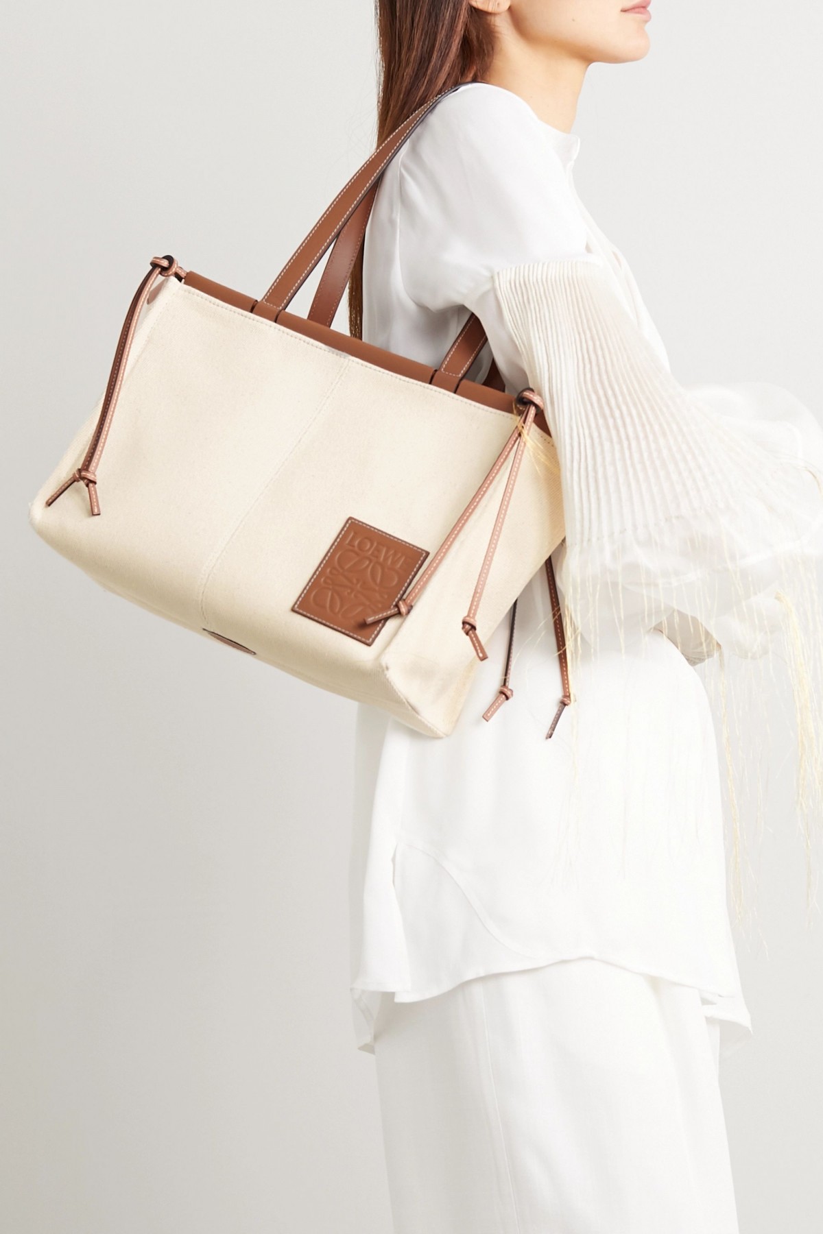 LOEWE手袋採用帆布製成,以皮革加固,旁邊飾有品牌標誌性的「Anagram」回文標誌,大大加強其獨特性