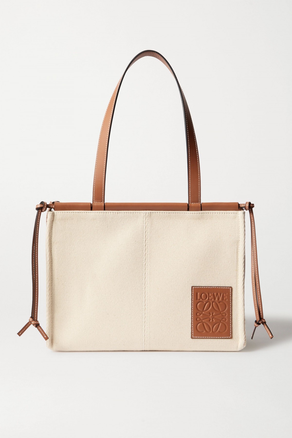 Loewe「Cushion」手提包上年才新推出,雖然它不如其他拼圖包、馬鞍袋有名,但是其充足大容量的空間受到不少女生喜愛!
