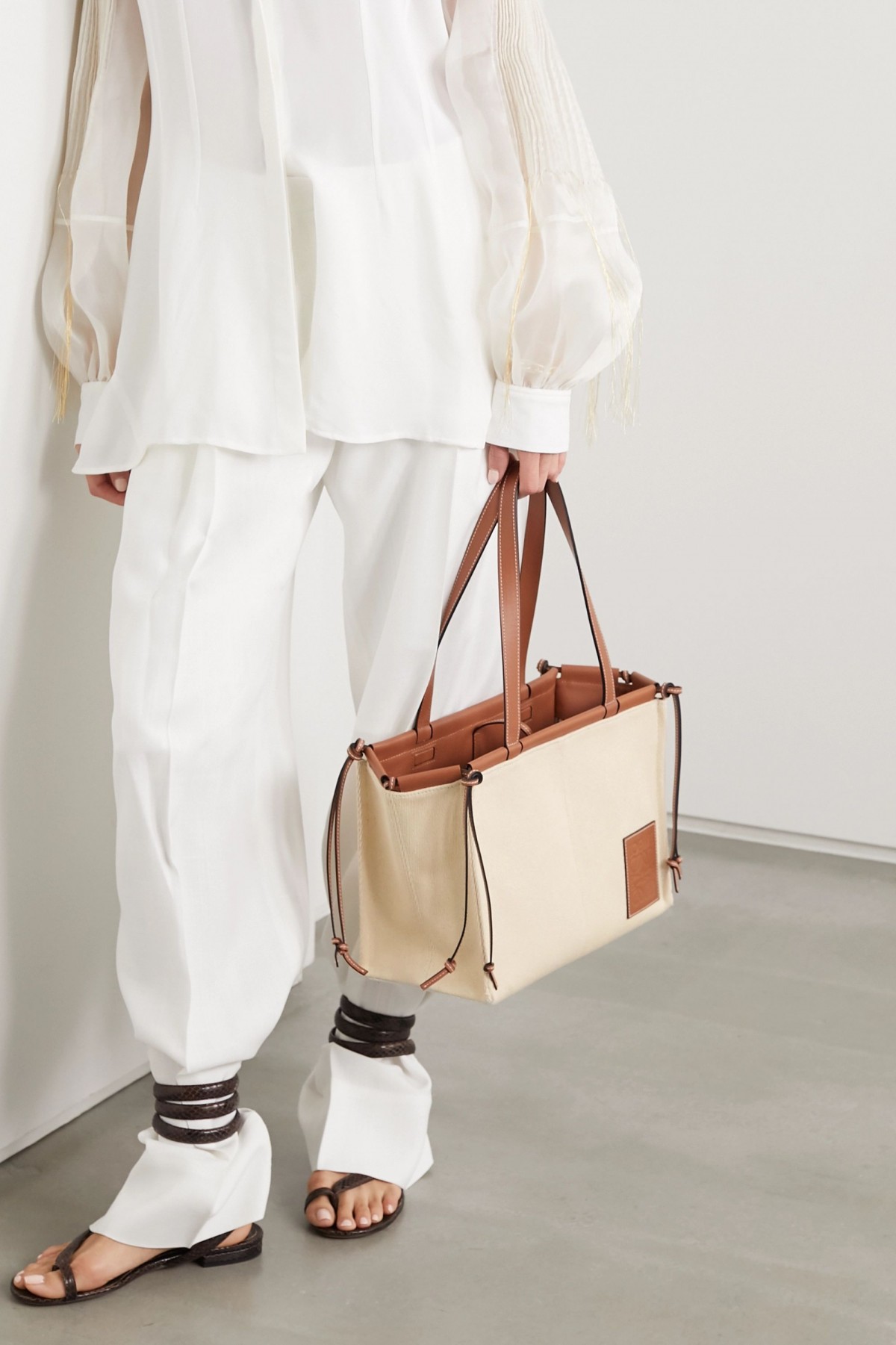 LOEWE包口立挺的框架設計超讚,更方便折疊起來,旅行時也可以帶上它,放入行李箱都沒問題。