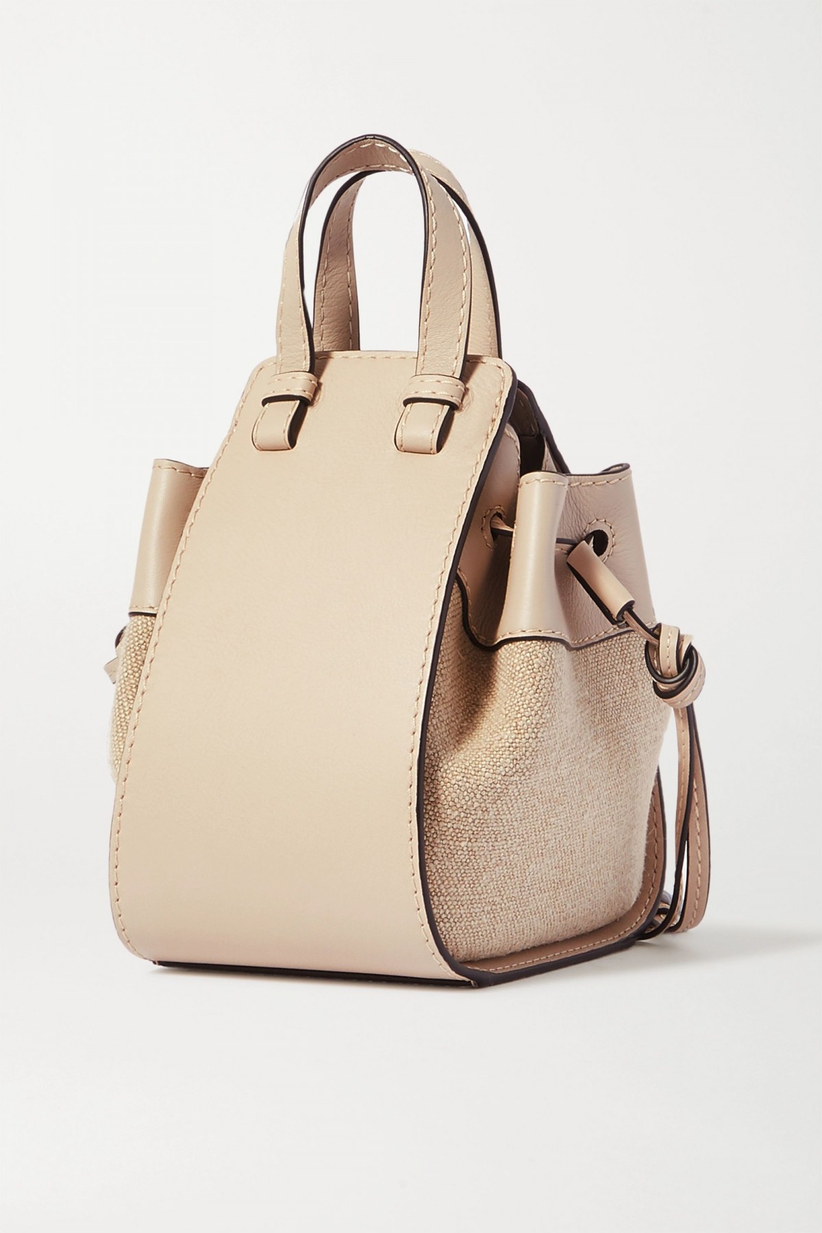 LOEWE手袋以抽繩開合,鬆垮包身可以大大延展出更多空間收納東西!