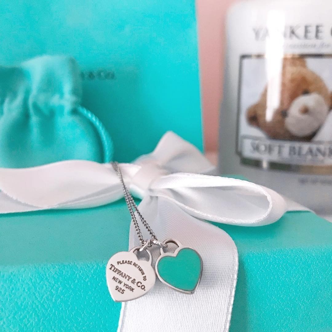 Tiffany & Co.絕對是每個女生夢寐以求的飾品之一,其標誌性的夢幻Tiffany Blue色調,充滿清新的氣質魅力